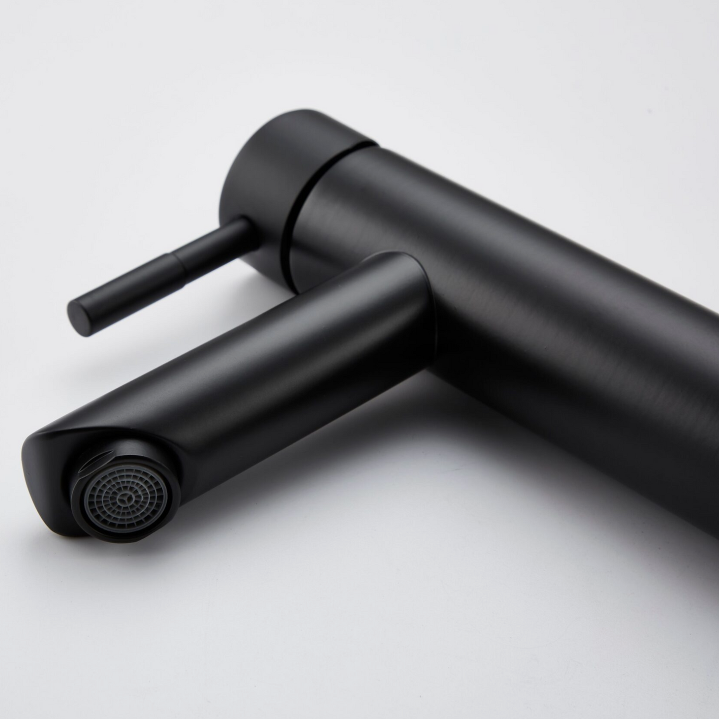 De mat zwarte badkamerkraan.